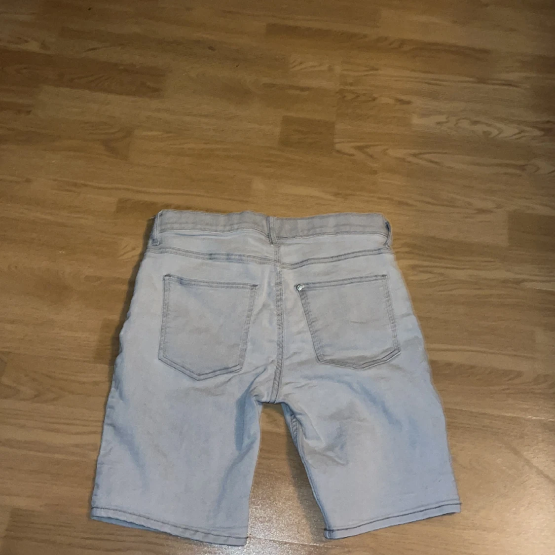 Ljusgråa jeansshorts