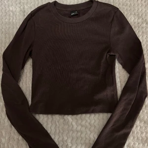 Crop- topp - Brun crop- topp från ginatricot i storlek s, nyskick! 