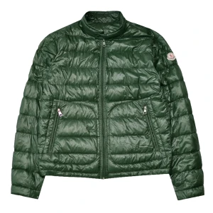 Moncler acorus jacka - Säljer min moncler acorus jacka som e köpt från garmsmarket. Fick en annan jacka nu i julklapp så denna jackan kommer ej till användning längre. Stl 4 sitter perfekt som M/L 
