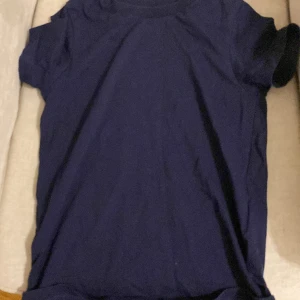 Blå t shirt - Aldrig använd bra skick köpare står för frakt 📦 