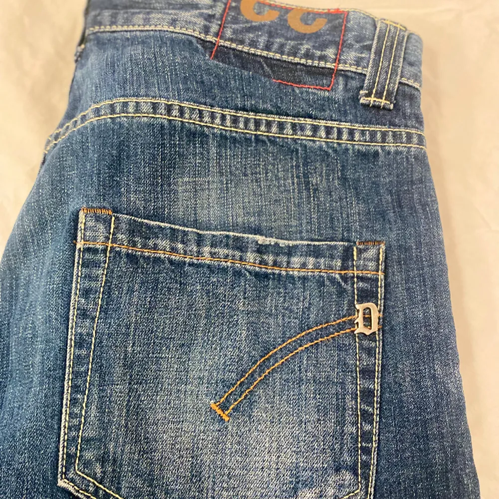 Säljer nu dessa Dondup jeans i storlek 30 | Jeansen sitter slim och passar någon som är mellan 170-180 |  Mycket gott skick utan defekter| Köp för endast 559 kr | Skriv vid minsta fråga eller fundering! 📦. Jeans & Byxor.