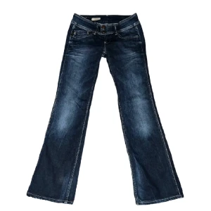 Lågmidjade jeans - Jättefina pepe jeans❤️ Kommer bara inte till användning❤️❤️ skriv gärna om ni är intresserade! En knapp är av men de ska gå att fixa❤️Midjemått tvärs över 35cm & innerbenslängd 79cm❤️❤️