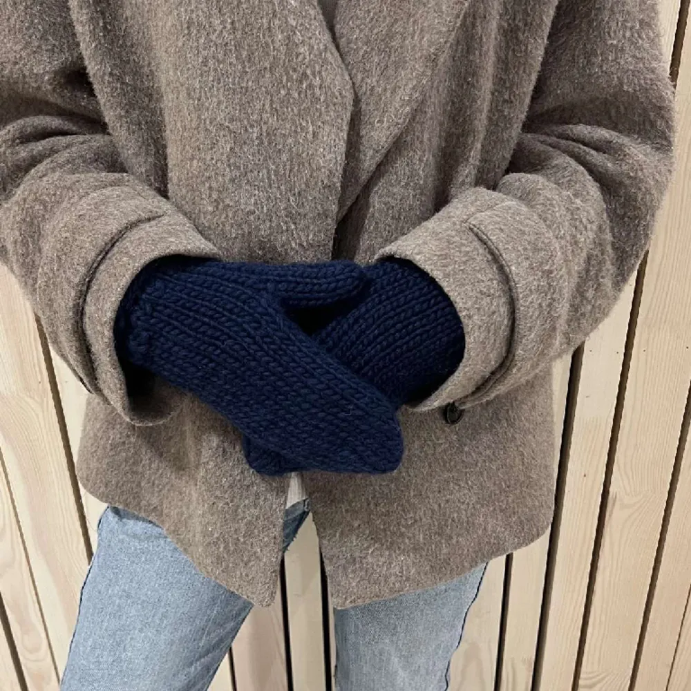Handstickade vantar i 100% ull i färgen marinblå från vårt UF företag 💙finns i storlek XS/S eller M/L. Köpare står för frakten 💙. Accessoarer.