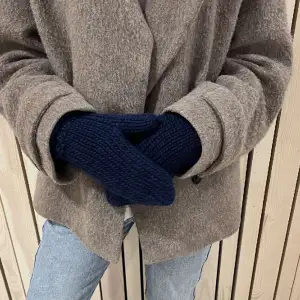 Handstickade vantar i 100% ull i färgen marinblå från vårt UF företag 💙finns i storlek XS/S eller M/L. Köpare står för frakten 💙