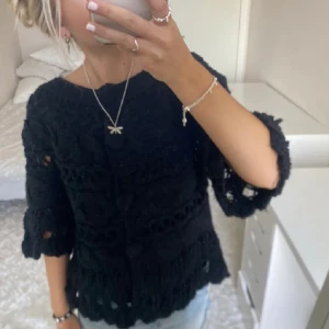  Trekvartsärmad kofta  - Säljer min fina trekvartsärmade kofta då jag inte andvänder den. Köpt här på plick ändats andvänd 1-2 gånger så fint skick. (Lånade bilder från förra ägaren) 💕 