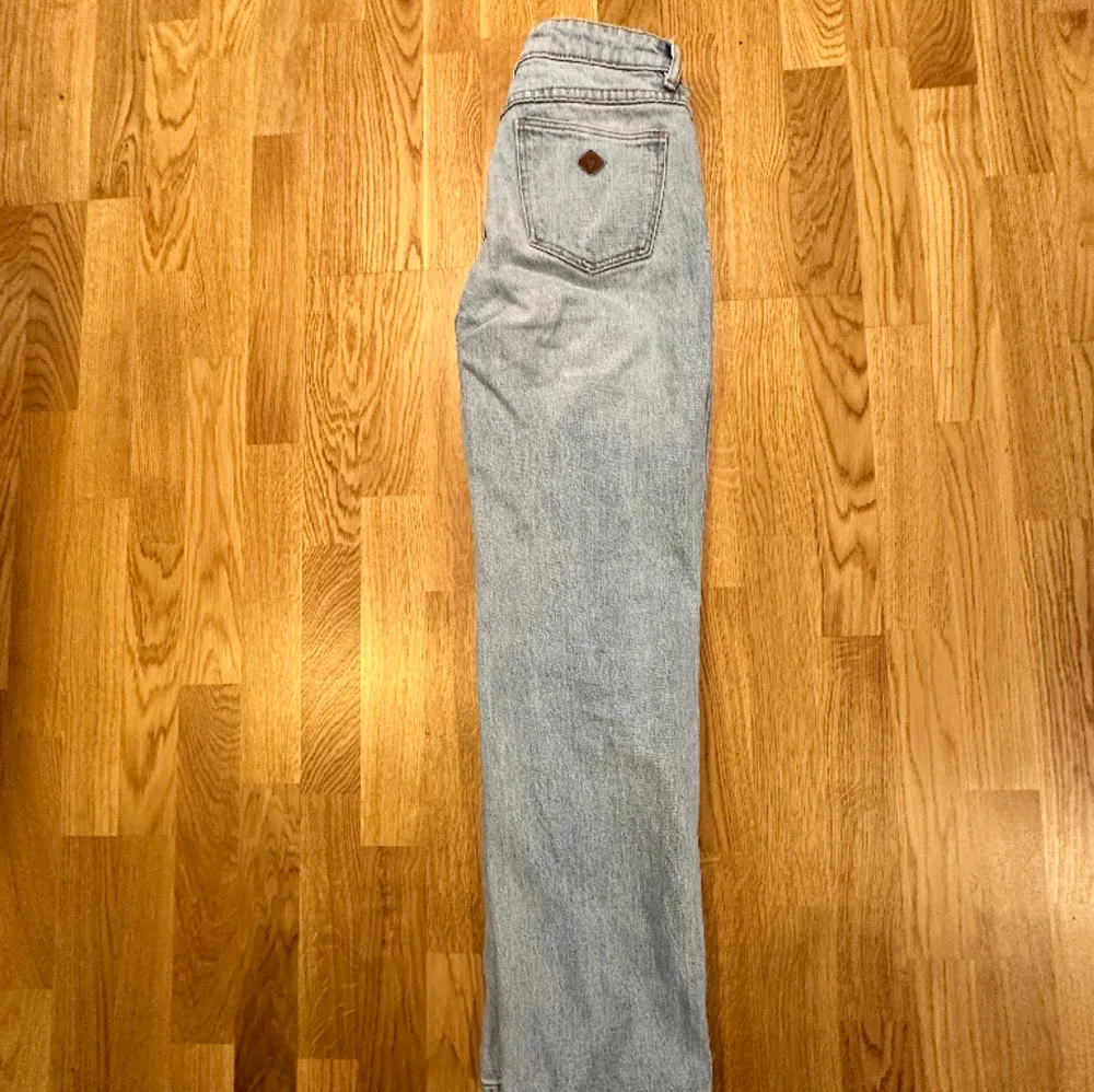 Säljer dessa Abrand jeans i storlek 27 pga för stora. Knappt använda och inga defekter. Modell: A 99 Low Straight. Beninnerlängd: 79cm.. Jeans & Byxor.