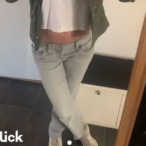 Säljer dessa jätte snygga slutsålda jeans från ltb. Storlek 27/32, passar perfekt för mig som är 168! Buda💓