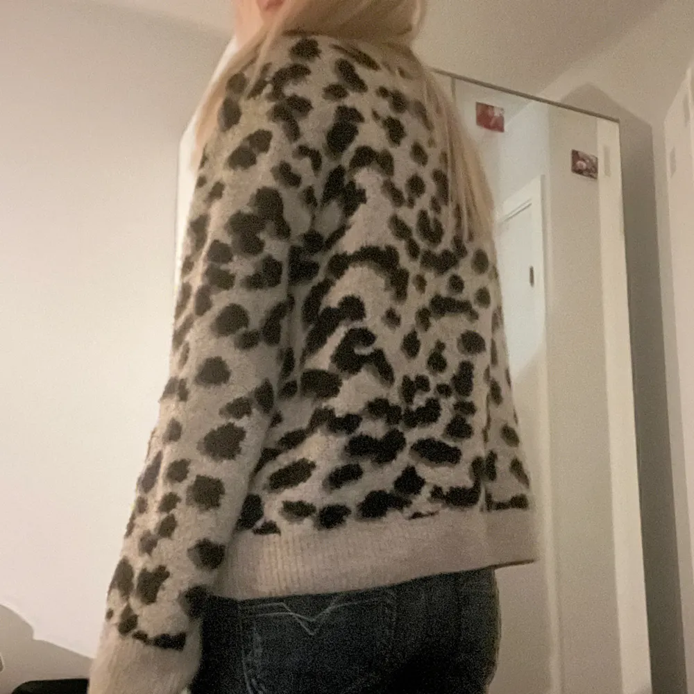supermysig och gullig stickad tröja med leopard mönster 🐆 🐆. Tröjor & Koftor.