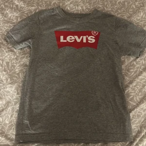 Tröja  - Haft den i ungefär 1 år,men aldrig kommer till användning 