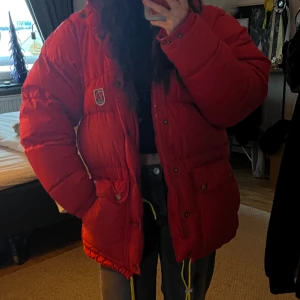Fjällräven jacka  - Använd men fint skick. Lite nött på dragkedjan och vid ärmarna, men inget som påverkar funktionen. Stor i storleken men riktigt varm storlek XXS.  Kan gå ner i pris vid snabbaffär  