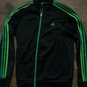 Snygg Adidas tröja  - Säljer pågrund av att jag inte haft någon användning, köptes på en secondhand men är i bra skick utan några defekter.  
