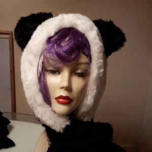 Pandamössa - Härlig mödsa Panda, i syntetpäls med fast halsduk