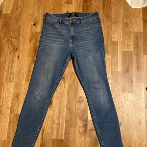Jeans-hollister crop  - Säljer dessa jeans hänger bara i min garderob.Står high Rise men är typ Low Waist/mid Waist.storlek w28!✨Ser helt nya ut🌟