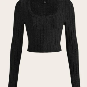 Svart topp - Säljer denna då den inte kommer till användning och är för liten. 