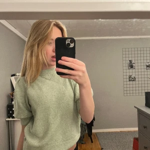 Stickad T-shirt - Heeej! Jag säljer min gröna stickade t-shirt från Vero Moda eftersom att jag inte använder den längre, den är i gott skick. Den har stolek S och jag är 174 cm lång. Säljer den för 100 kr och köpare står för frakt. Skriv privat för fler bilder!❤️