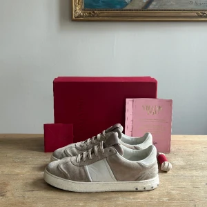 VALENTINO FLYCREW - Säljer Valentinoskor i storlek 39! Mycket bra skick, bortsett från 2 förlorade spikar👍8,5/10! Sulan i nyskick. Tillkommer box, nya snören och valentino kort🙌Mitt pris: 1900kr, (nypris ca 7000kr). Repost pga postens slarvfel, tillbaka hos oss!