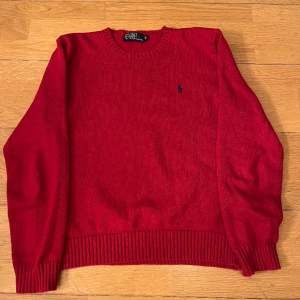 Hej! Säljer nu min röda stickade Ralph Lauren tröja då jag vuxit ur den. Den är i riktigt fint skick. Storlek M.  Pris kan diskuteras vid snabb affär!😁  