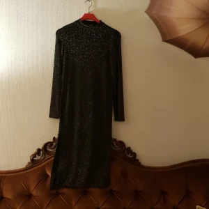 Lång tunika slits  - 🖤Glittertunika🖤  Hög slits båda sidor.  Storlek XS men mkt strech.  Använd när jag var storlek 36   92% polyamid 4% elastan 4% metalliserad fiber   Från Monki.   Fint skick. Väldigt skön. Någon metallic tråd som sticker ut lite.   