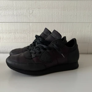 Philippe model skor - Säljer dessa Philippe models som är i storlek 40 men passar 40-41. Skorna är i fint skick utan större defekter. Nypris runt 3000kr säljer för endast 1099kr. Hör av dig vid minsta fundering!
