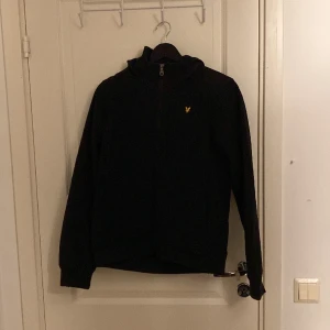 Lyle scott jacka - Tjena säljer nu min jacka eftersom den inte kommer till användning någon mer.