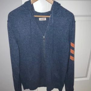 Zadig kashmir zip - Sjukt snygg Zadig & Voltaire full zip som jag fick i julklapp. Säljer pga att den var för stor. Den är aldrig använd så skicket är 10/10. 100% kashmir. Nypris 6100, mitt pris är 2099. Skriv om ni har frågor!