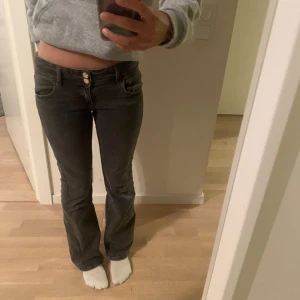 Jeans - Jag säljer mina jeans från gina då de inte kommer till användning längre. De sittar as snygga på och man kan stila de så snyggt både till linnen, stickade tröjor,hoodies och t-shirts💞💕🙏