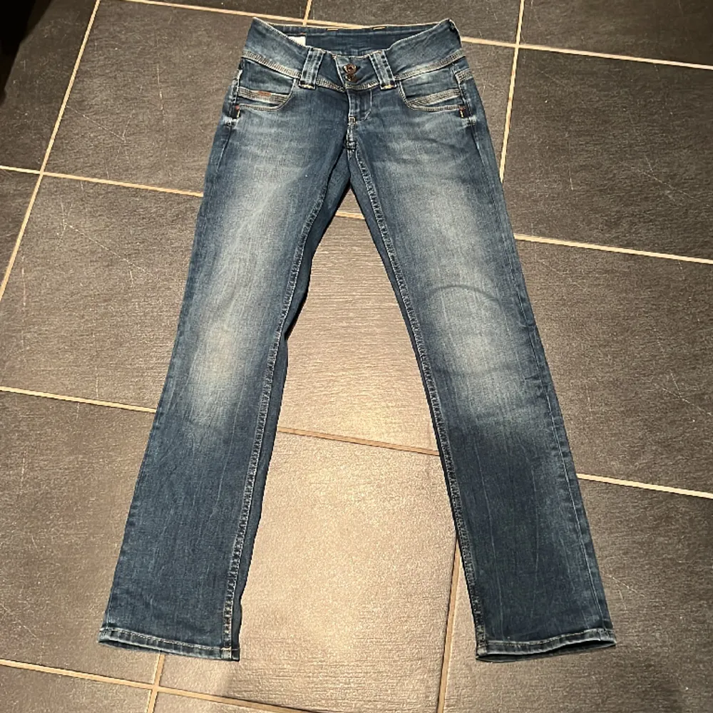 Säljer dessa jätte snygga Pepe jeans venus🫶🏻 Säljer för 650kr köpte för 1000kr. Nästan aldrig använt.. Jeans & Byxor.