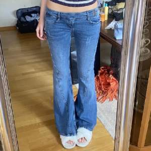 Säljer skit snygga jeans från BDG, Urban outfitters som tyvärr inte passar mig. (Inte mina bilder men dem jeansen är det av den jag köpte dem av innan) 😊w26 L30