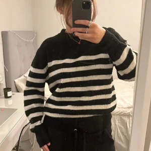 Stickad tröja  - Säljer denna stickade tröjan då den ej kommer till användning längre! Väldigt mjuk och inte alls stickig, har däremot blivit nopprig, därav priset!