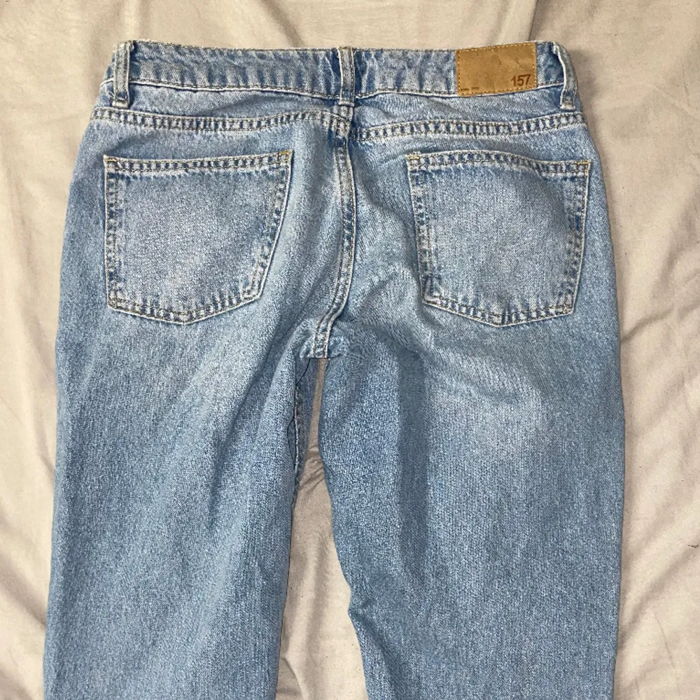 Säljer mina supersnygga lågmidjade jeans från lager 157 pga att de inte kommer till användning. Pris kan diskuteras💕. Jeans & Byxor.