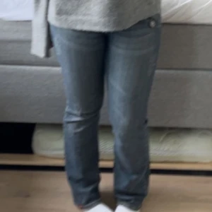 Lågmidjade jeans - Fina lågmidjade jeans  Är 163 på bilden