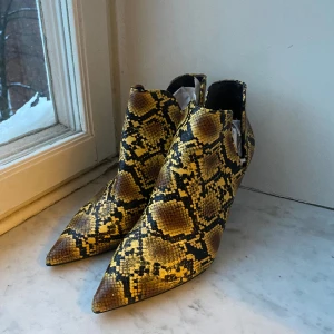 Krokodil klackskor - Superhäftiga klackskor. Storlek 39. Zara.