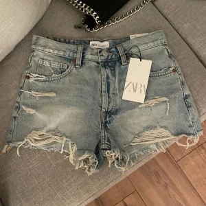 Zara jeansshorts  - Säljer dessa oanvända jeansshortsen från zara på grund av att de inte passar (ordinariepris 329). Skriv vid frågor eller fler bilder! Pris kan diskuteras💕