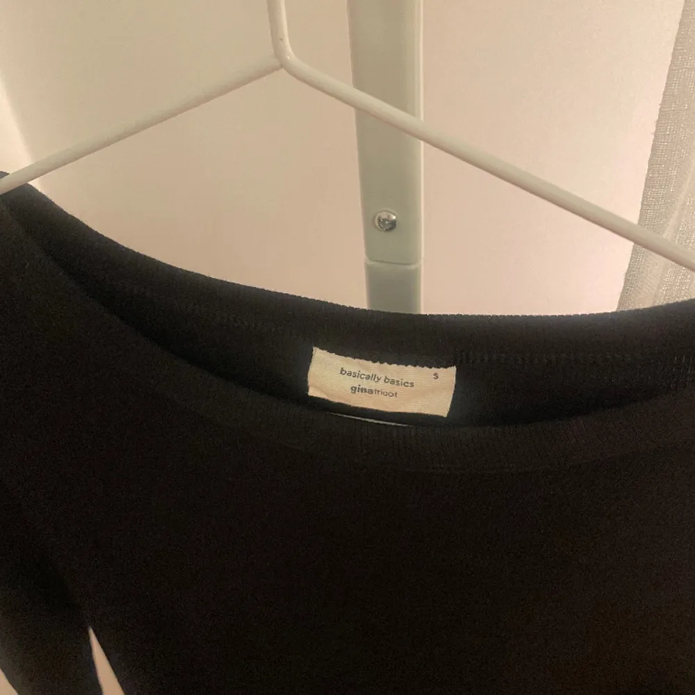 Långärmad tröja från Gina Tricot i storlek S. Aldrig använd.. Tröjor & Koftor.