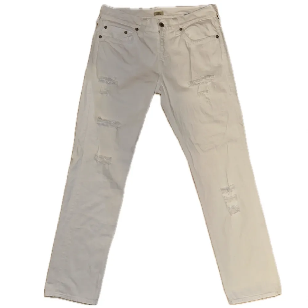 Mycket snygga True Religion jeans i modellen Geno. De har slitna knän och en mycket lätt fläck nere vid vänster häl. Taggen saknas också ( sista bilden). Midja: 44,5 cm. Yttersöm: 112 cm. Legöppning: 20 cm. Ställ gärna frågor. Priset kan diskuteras.. Jeans & Byxor.