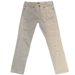Mycket snygga True Religion jeans i modellen Geno. De har slitna knän och en mycket lätt fläck nere vid vänster häl. Taggen saknas också ( sista bilden). Midja: 44,5 cm. Yttersöm: 112 cm. Legöppning: 20 cm. Ställ gärna frågor. Priset kan diskuteras.