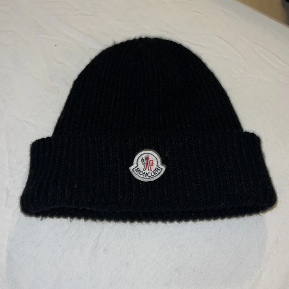 Svart aldrig använd Moncler mössa . Accessoarer.