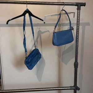 Väskor  - 50 för båda  20 för den till vänster  30 för den till höger 