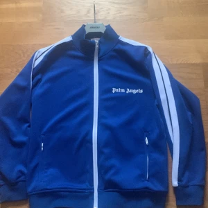Palm angles zip - Blå Palm angels zip 🔵 storlek S passar 175/180 ✅ fettfläck på ärmen 🤦‍♀️ Annars jättefint skick 💯  