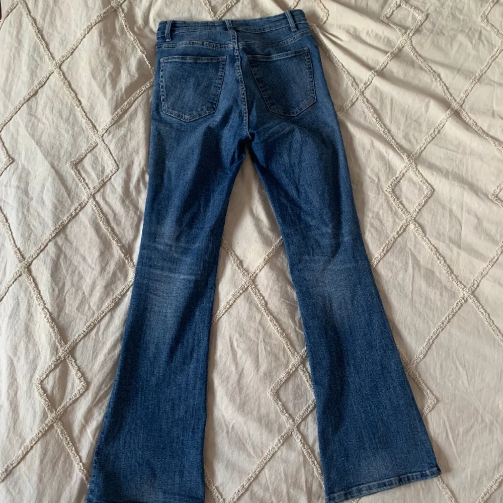 Utsvängda, långa jeans från Zara. Storlek 38. Har en liten slitning längst ner på ena benet (se bild 3), annars i väldigt gott skick och sparsamt använda! 💙. Jeans & Byxor.