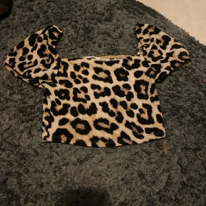 Topp  - En leopard färgad topp, köpt för 70kr säljer för 40. Bra passa form 