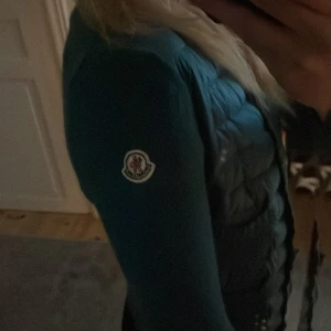 grön moncler cardigan - vill jättegärna byta mot en rosa moncler cardigan, andra färger funkar också. annars kan man köpa för 4400