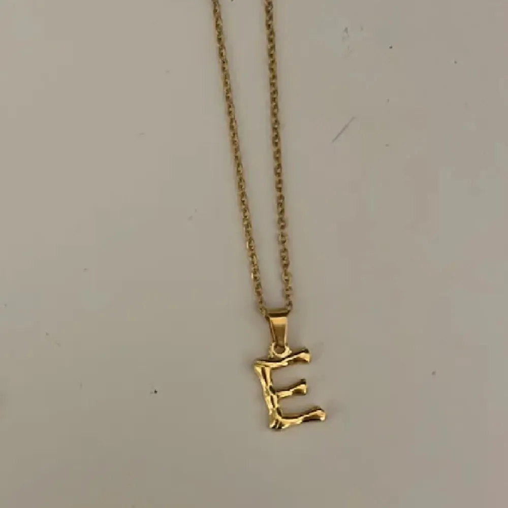 Jättefint fyndigt halsband med bokstaven E köpt från ett smyckesföretag. Accessoarer.