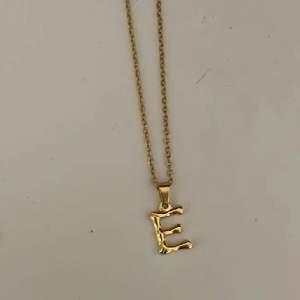 Jättefint fyndigt halsband med bokstaven E köpt från ett smyckesföretag