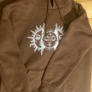 Brun hoodie ☀️ - Brun hoodie med tryck i storlek M. 
