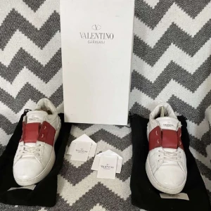 Valentiono open - Hej, säljer nu dessa valentionos open i storlek 43, de är i bra skick (8/10. Allt og medkommer samt en orderbekräftelse från vestiaire.  Hör av dig vid frågor eller funderingar😁 📍📍GIVETVIS ÄKTA📍📍