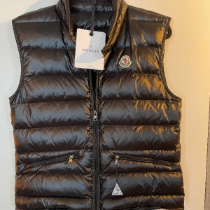 Moncler Gui väst - Inte några skador, väldigt fint skick. Qr och nfc funkar. Skicka o fråga för bild på qr o nfc. Såklart äkta. Bara att skriva om ni har frågor