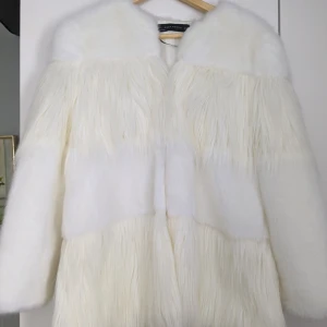 Pälsjacka - Jättefin vit pälsjacka. Varm och skön. Storlek s men passar XS till L. Nyskick. 