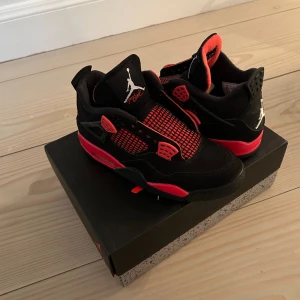 Jordan 4 red thunders - Andvända en gång annars helt perfekt skick på dom