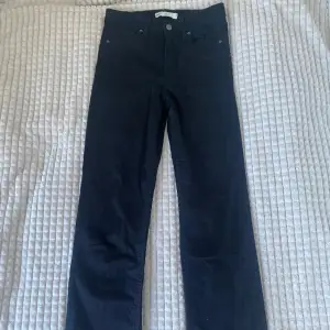 säljer dessa svarta jeans från gina tricot, dem har slits längst ner. storlek S 